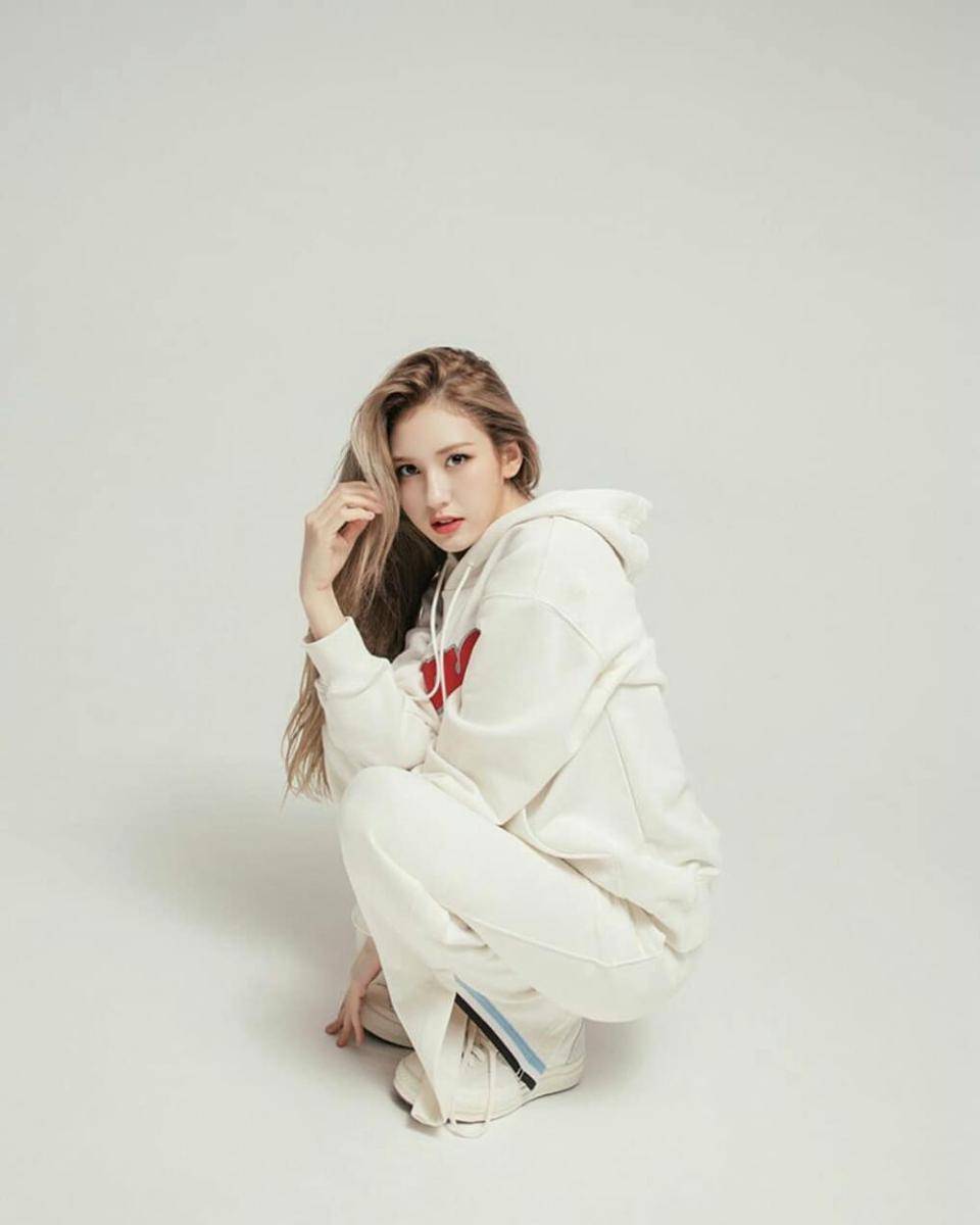Sporty look ala Jeon Somi (instagram.com/somiii0309)