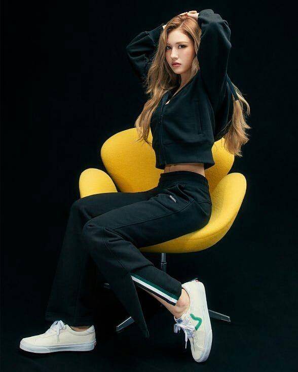 Sporty look ala Jeon Somi (instagram.com/somiii0309)