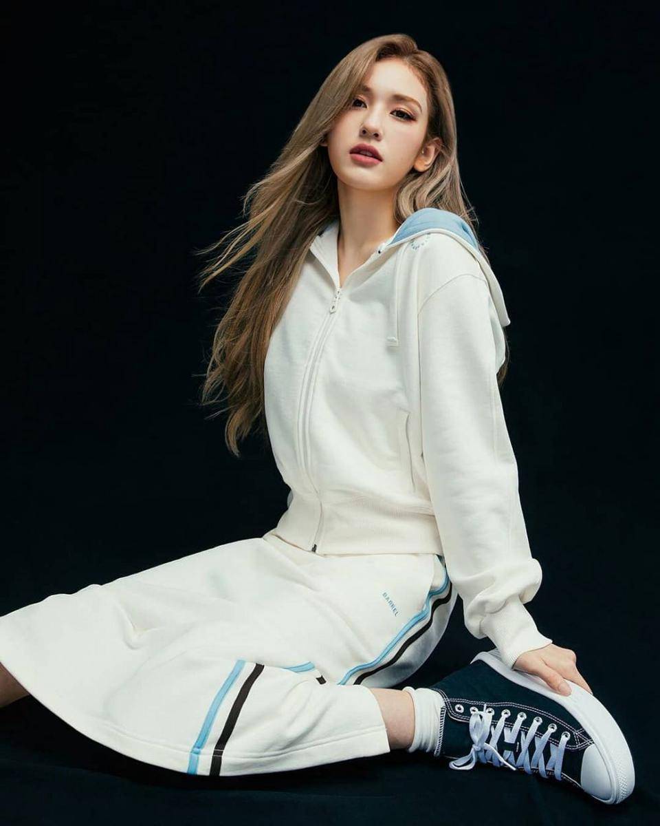 Sporty look ala Jeon Somi (instagram.com/somiii0309)