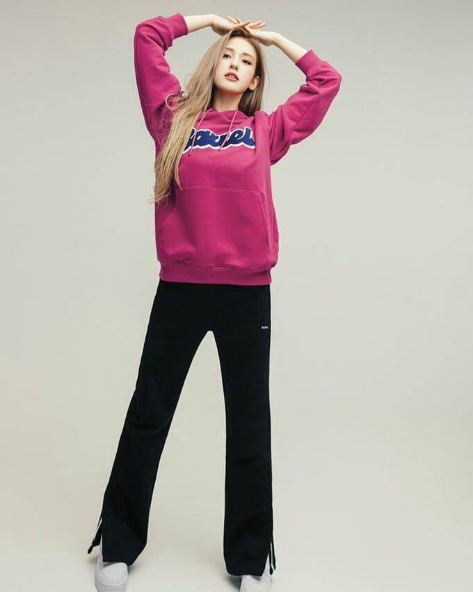 Sporty look ala Jeon Somi (instagram.com/somiii0309)