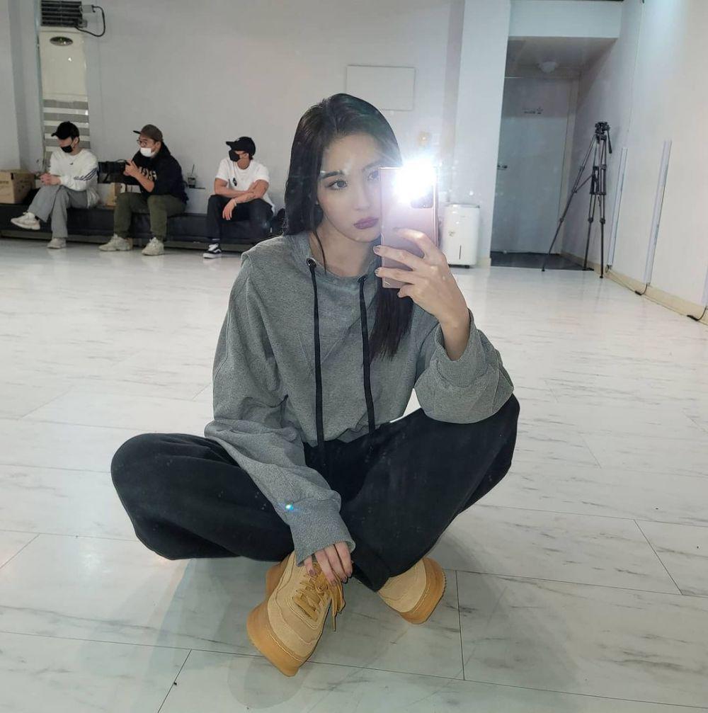 Outfit Sunmi (instagram.com/miyayeah)