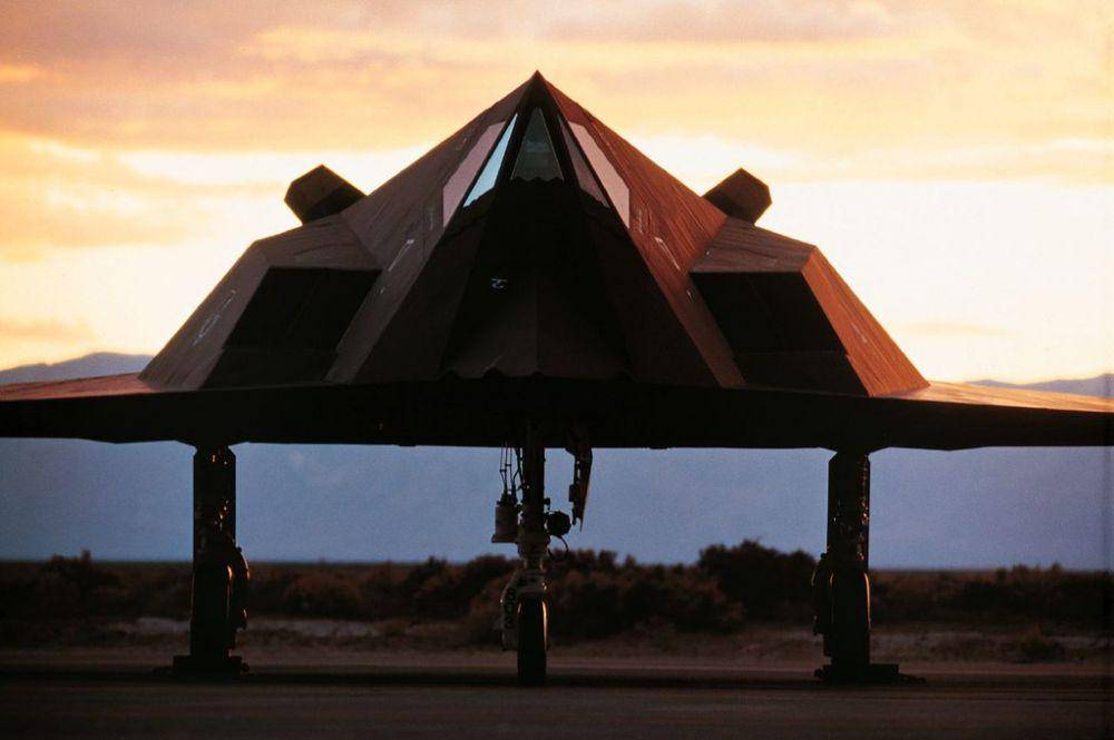 pesawat siluman F-117 Nighthawk memiliki bentuk dan desain yang unik (lockheedmartin.com)