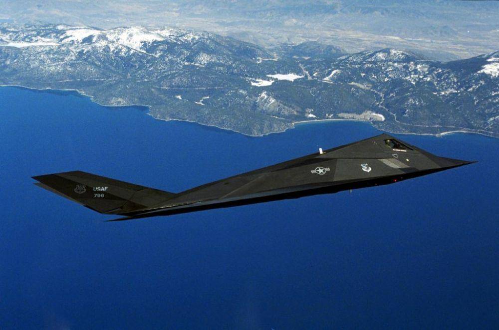 potret F-117 Nighthawk yang sedang mengudara (lockheedmartin.com)
