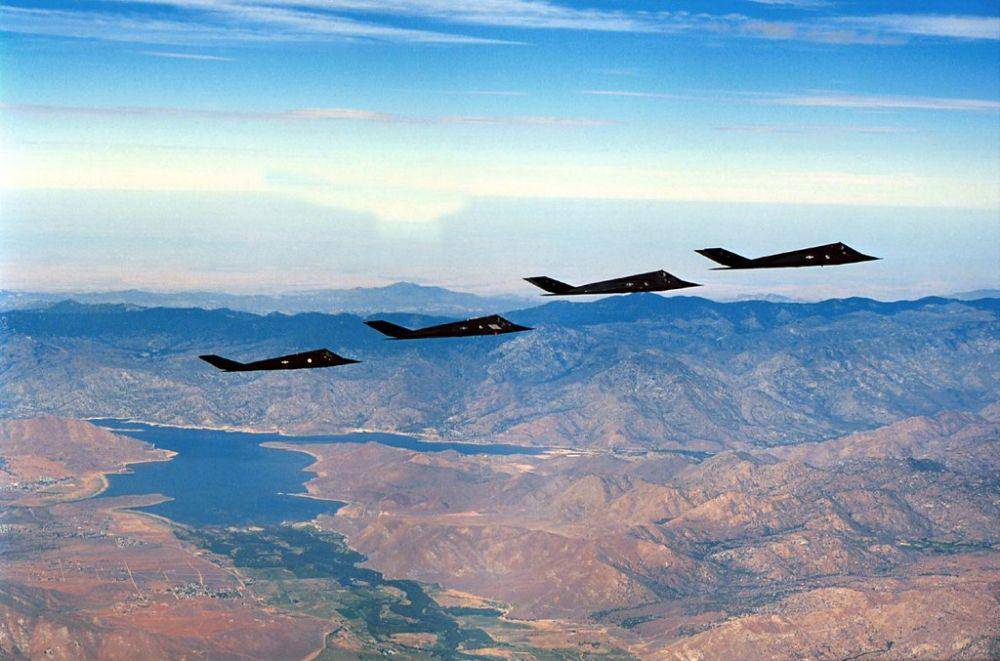 potret sejumlah pesawat siluman F-117 Nighthawk yang sedang melakukan terbang formasi (lockheedmartin.com)