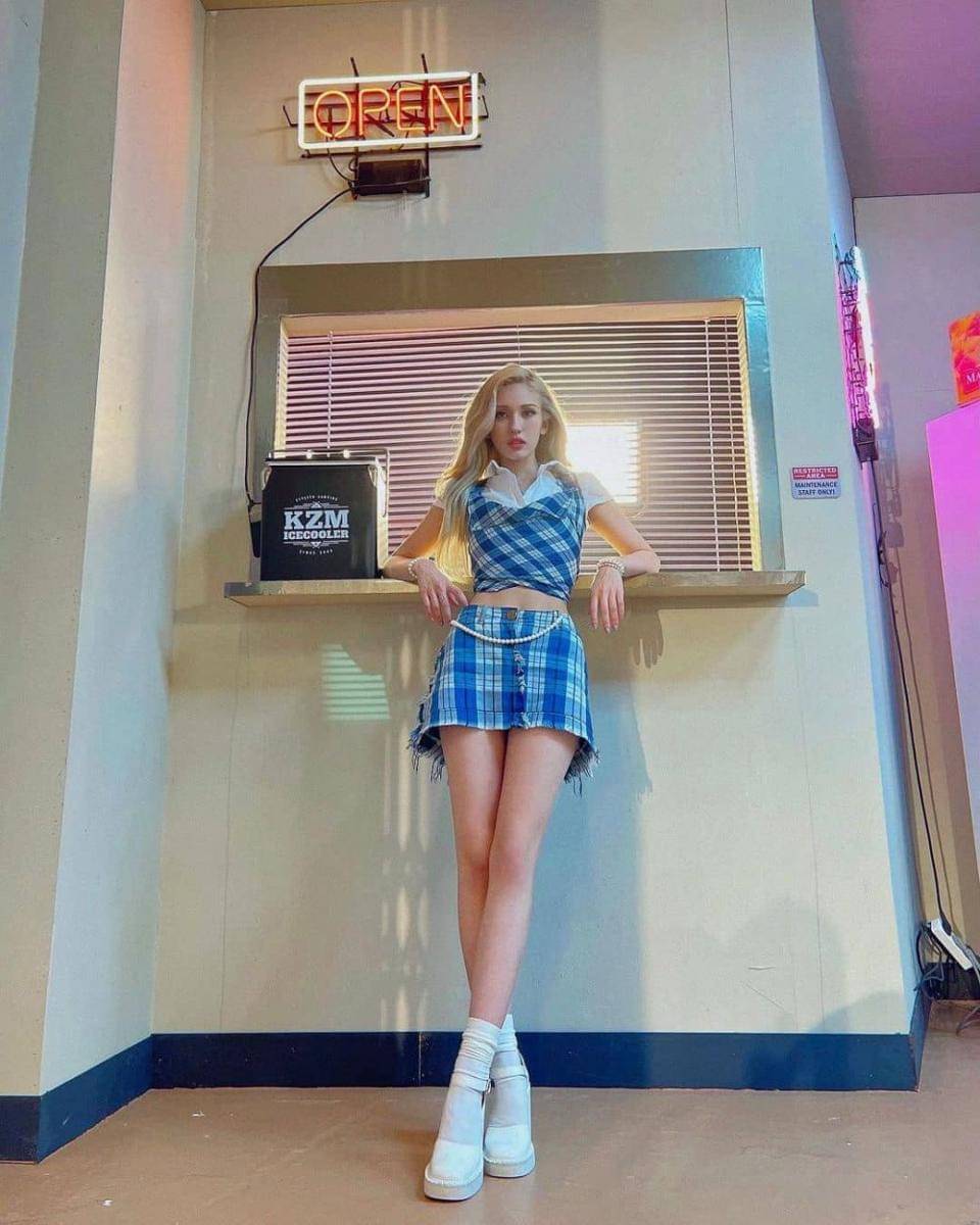 Mini skirt Jeon Somi (instagram.com/somiii0309)