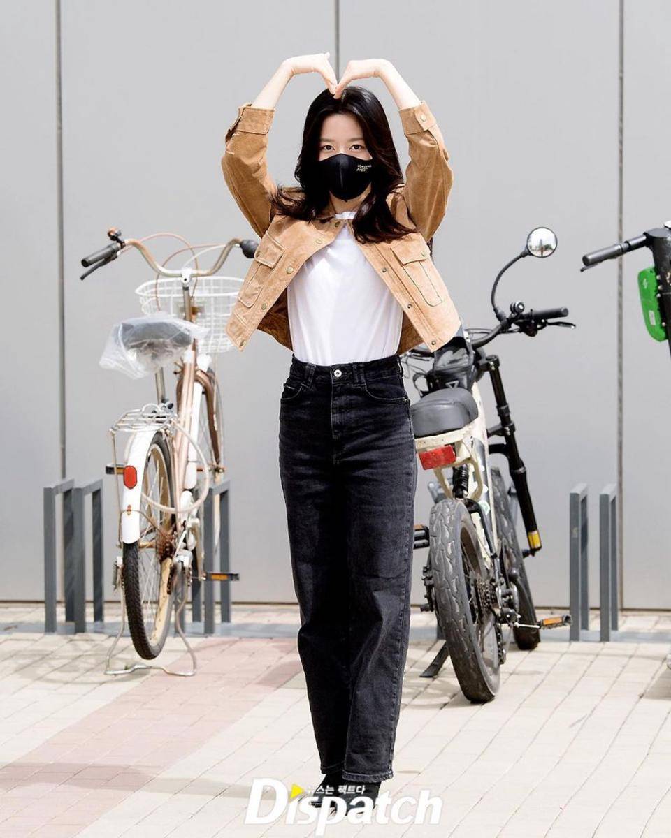 Outfit Kim Hyun Soo (instagram.com/koreadispatch)
