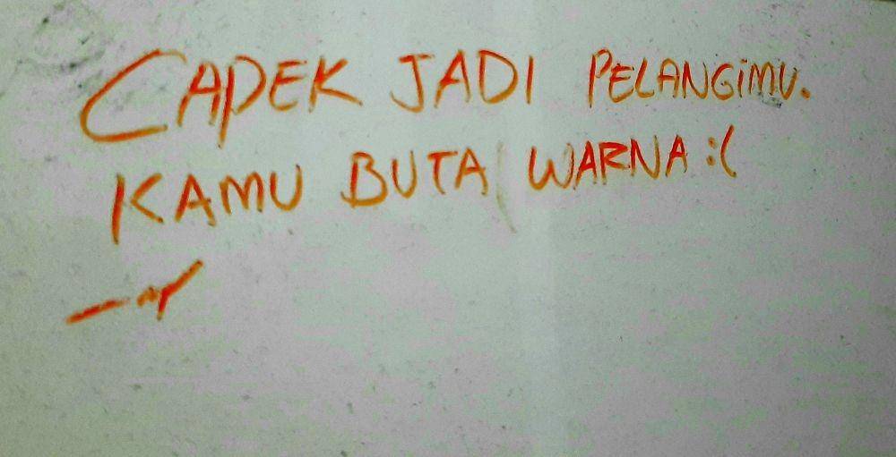 tulisan cinta di tembok (twitter.com/curhatantembok)