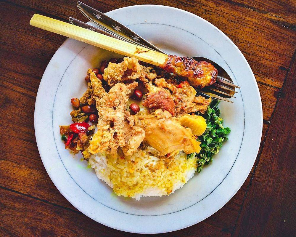 Nasi campur Ibu Mangku (instagram.com/budi.eats)