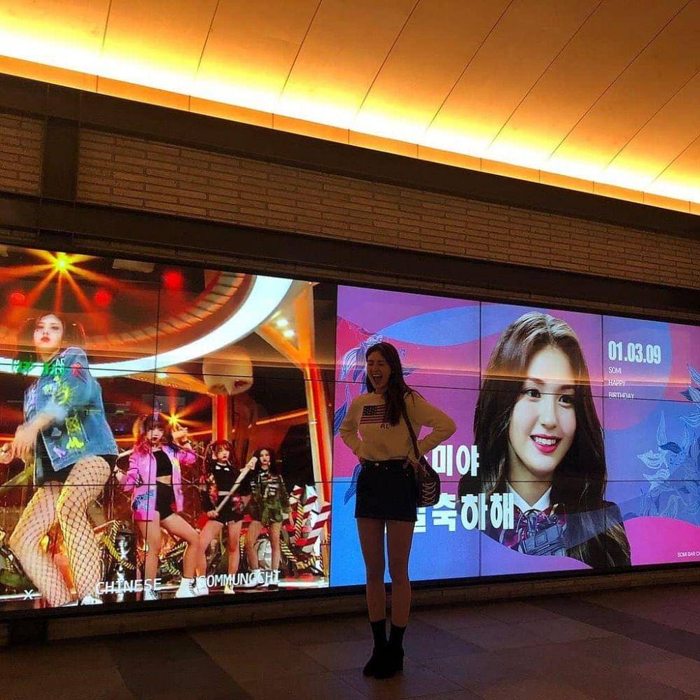 Mini skirt Jeon Somi (instagram.com/somiupdate)