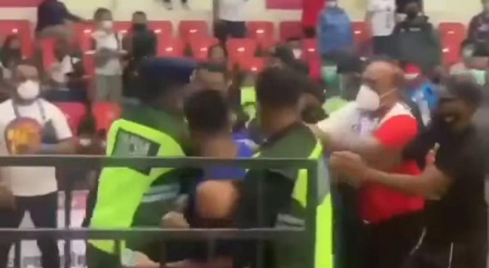 Kericuhan PON XX Papua, yakni usai pertandingan tinju antara kontingen DKI Jakarta dengan Nusa Tenggara Timur di GOR Cenderawasih, Kota Jayapura, Jumat, 8/10/2021 (istimewa/capture video Instagram @camerapenjurunews)