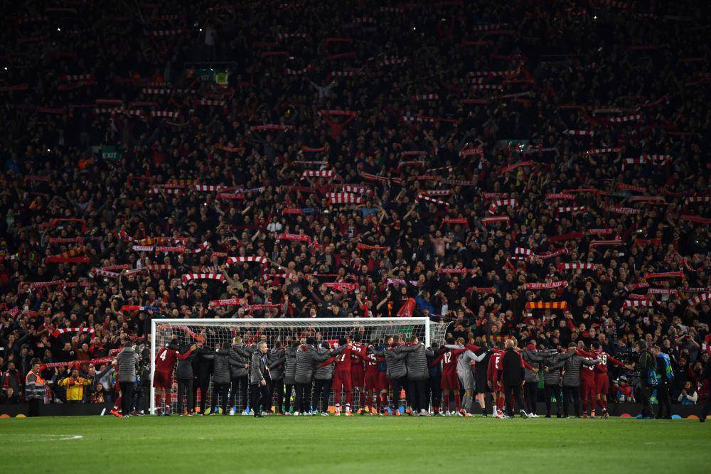 Pemain Liverpool merayakan kemenangan di Anfield. (twitter.com/LFC)