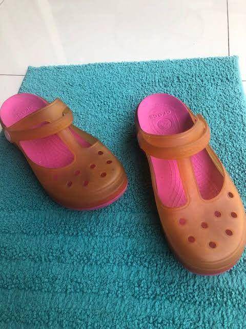 ilustrasi sendal crocs (twitter.com/aishakinaaa)