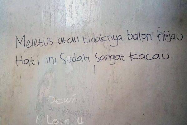 10 Tulisan di Tembok tentang Cinta Tak Berbalas, Ngenes Banget