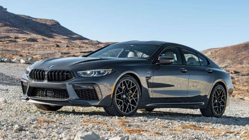 Tarikan garis atap melandai menjadi pembeda antara M8 Gran Coupe dengan M8 Coupe biasa (caranddriver.com)