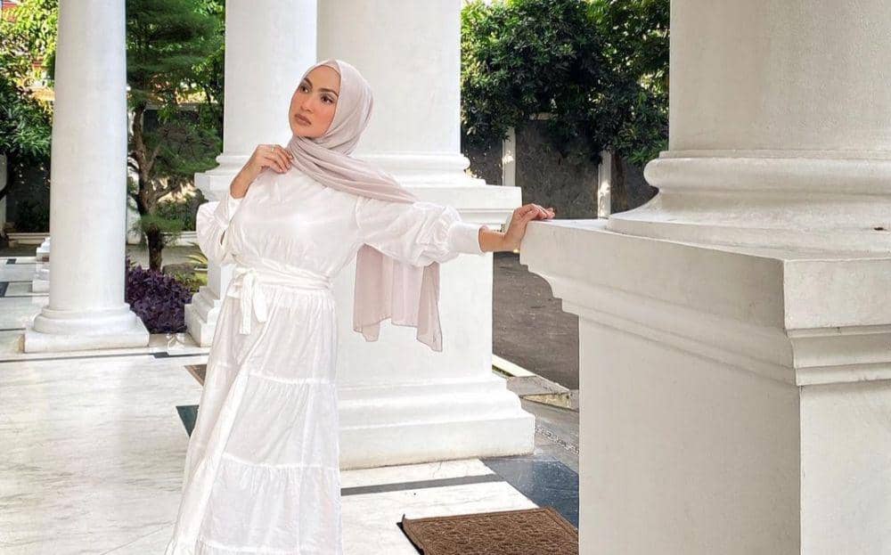 Anggun Berhijab, 10 Potret Terbaru Nella Anne yang Bikin Pangling