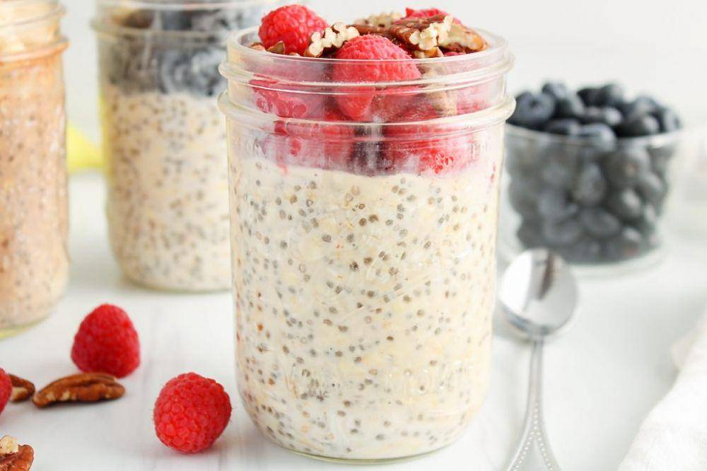 Illustrasi Strawberry Overnight Oats (plantbasedjess.com/apple-crisp-and-strawberry-cream-overnight-oatmeals/)