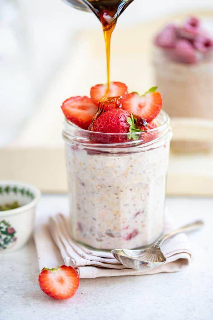 Illustrasi Penambahan Topping (supergoldenbakes.com/slimming-world-overnight-oats/)