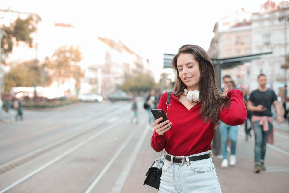 ilustrasi gadis berbaju merah (pexels.com/Andrea Piacquadio)