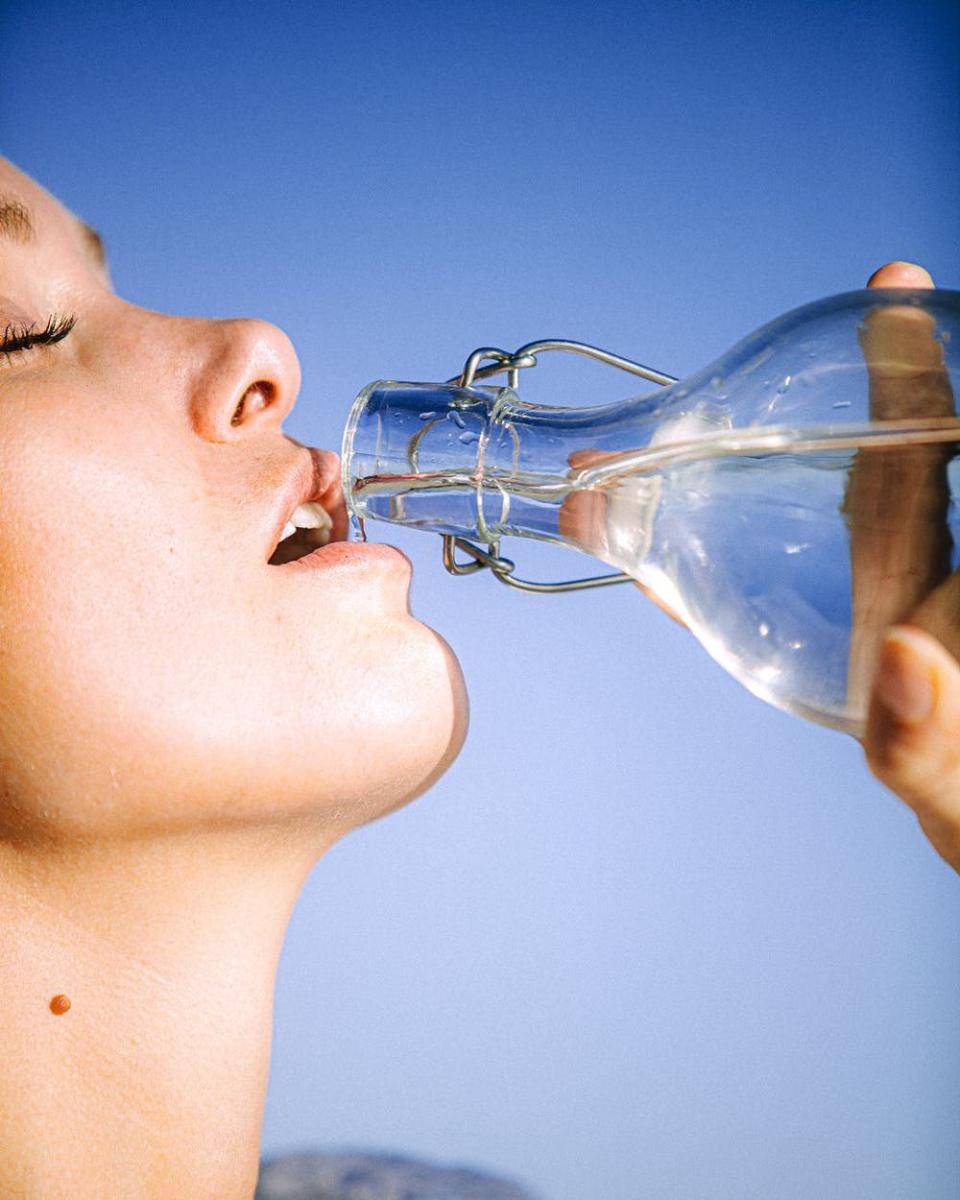 ilustrasi minum air putih (pexels.com/Arnie Watkins)