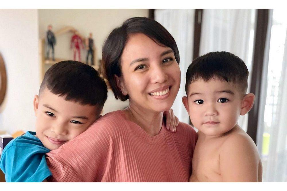 10 Potret Kedekatan Tya Ariestya bersama Kedua Putranya, Mama Hits!