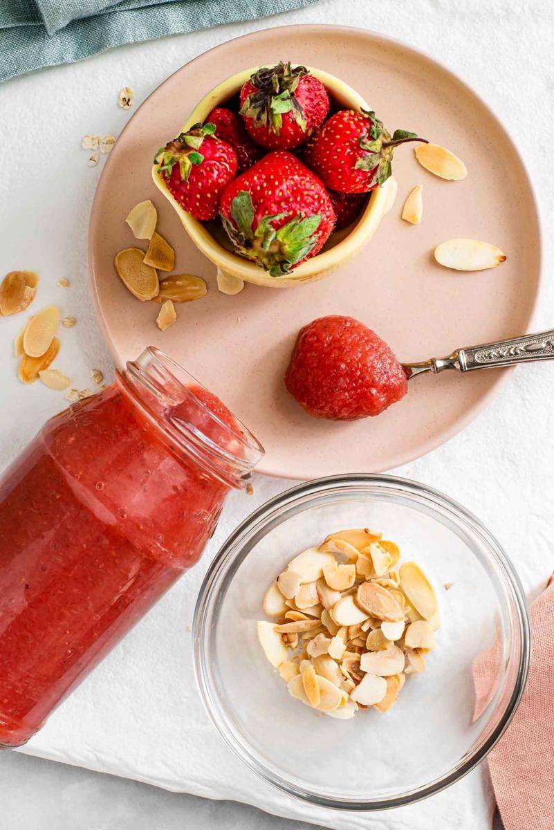 Bahan-bahan Overnight Oats (tastythriftytimely.com/strawberry-jam-overnight-oats-to-start-strong)