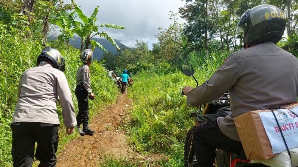 Polisi Tanggamus Tempuh Jalan Terjal dan Licin demi Vaksinasi Warga