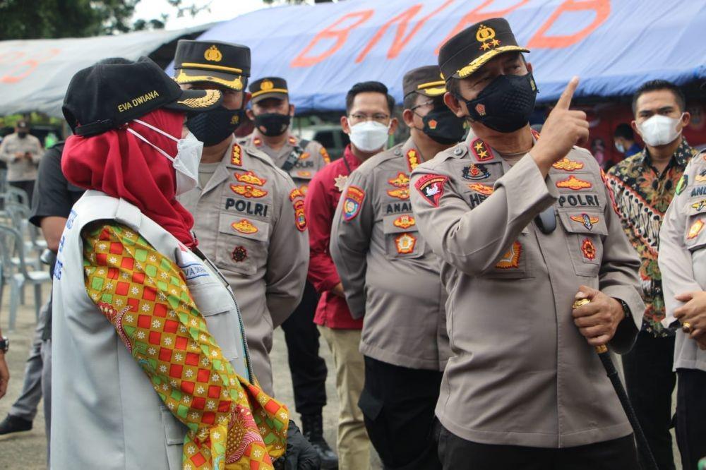 Kapolda Lampung Irjen Pol Hendro Sugiatno meninjau gerai vaksinasi di Lapangan Saburai, Jumat (8/10/2021). (IDN Times/Istimewa).