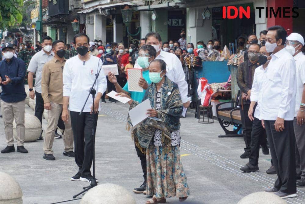 Jokowi Berikan Bantuan PKL Rp1,2 Juta, Pedagang Teriak Kurang Pak!