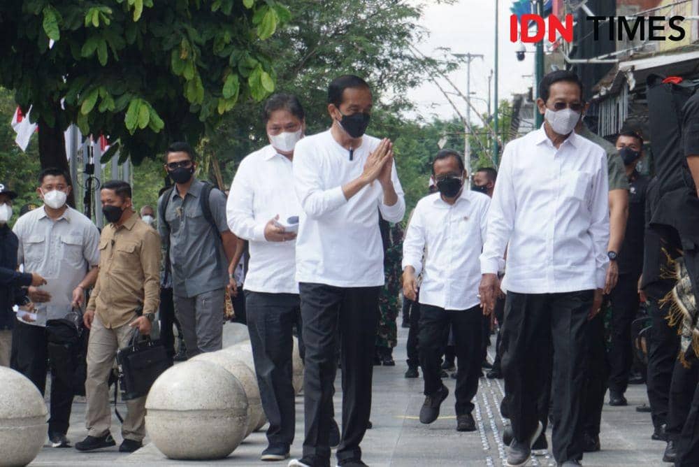 Jokowi resmikan program BLT bagi PKL dan pemilik warung di Malioboro. IDN Times/Tunggul Damarjati