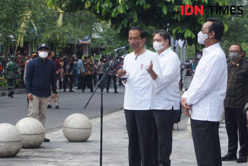 Jokowi resmikan program BLT bagi PKL dan pemilik warung di Malioboro. IDN Times/Tunggul Damarjati