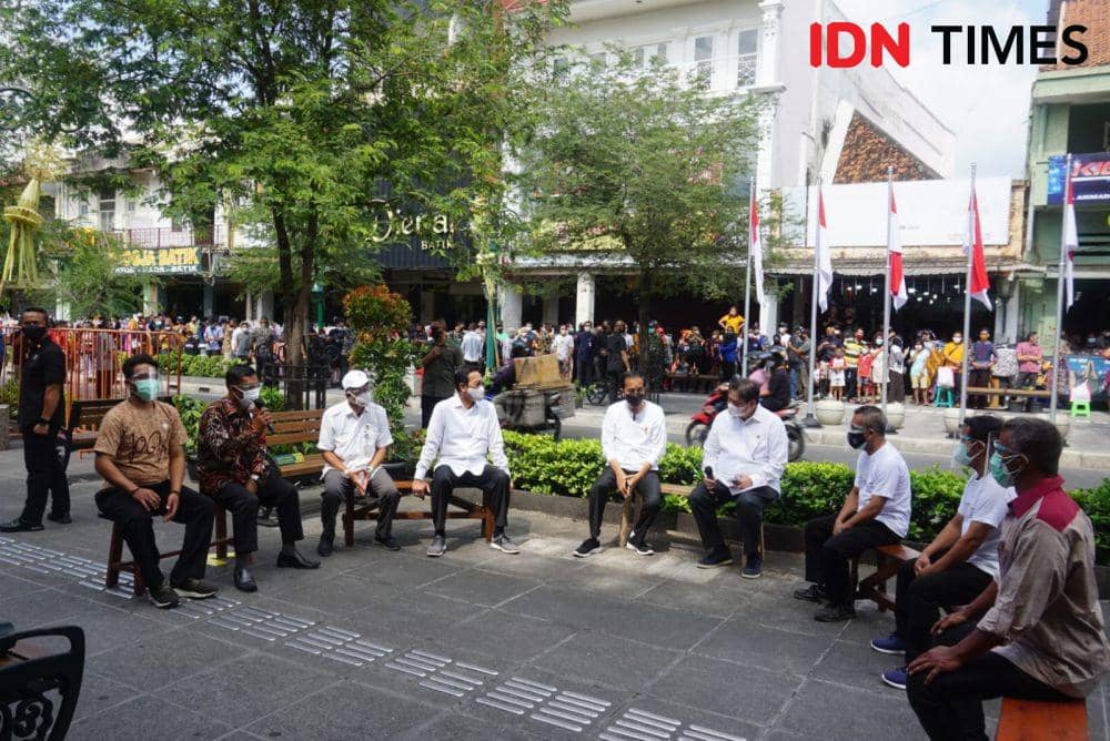 Jokowi resmikan program BLT bagi PKL dan pemilik warung di Malioboro. IDN Times/Tunggul Damarjati