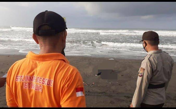 Penemuan jenazah di Pantai Pelangi, Parangtritis, Kretek, Bantul.(doc.Sar Satlinmas Wilayah III Bantul)