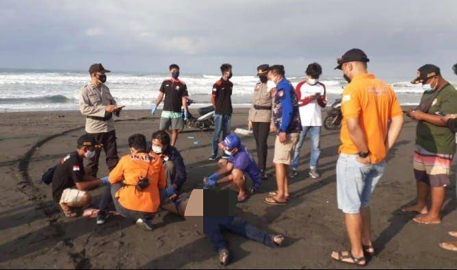 Penemuan jenazah di Pantai Pelangi, Parangtritis, Kretek, Bantul.(doc.Sar Satlinmas Wilayah III Bantul)