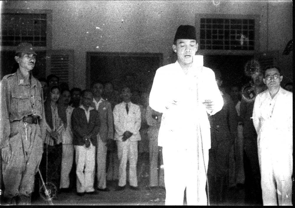 Foto proklamasi hasil jepretan Frans Mendur saat Sukarno yang didampingi Mohammad Hatta, di Jalan Pegangsaan Timur nomor 56 pada tanggal 17 Agustus 1945. (IPPHOS/ANRI)