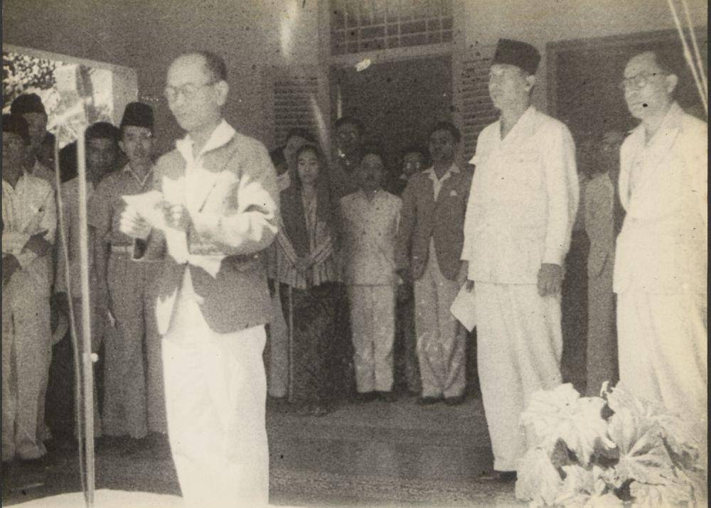 Wali Kota Jakarta, Suwirjo, sedang memberikan sambutan sesaat setelah pembacaan Proklamasi Kemerdekaan Republik Indonesia tanggal 17 Agustus 1945. (IPPHOS/ANRI)