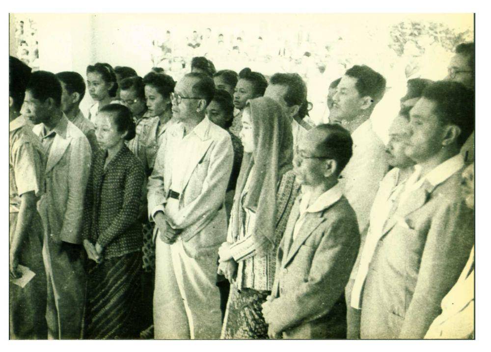 Fatmawati dan Walikota Jakarta, Suwirjo, bersama para hadirin yang hadir dalam pembacaan Proklamasi Kemerdekaan tahun 1945. (IPPHOS/ANRI)