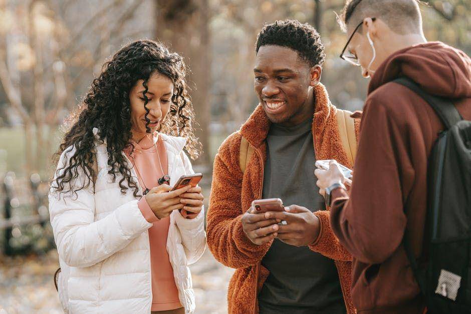 ilustrasi seorang wanita dan dua pria bermain smartphone (Pexels.com/Keira Burton)