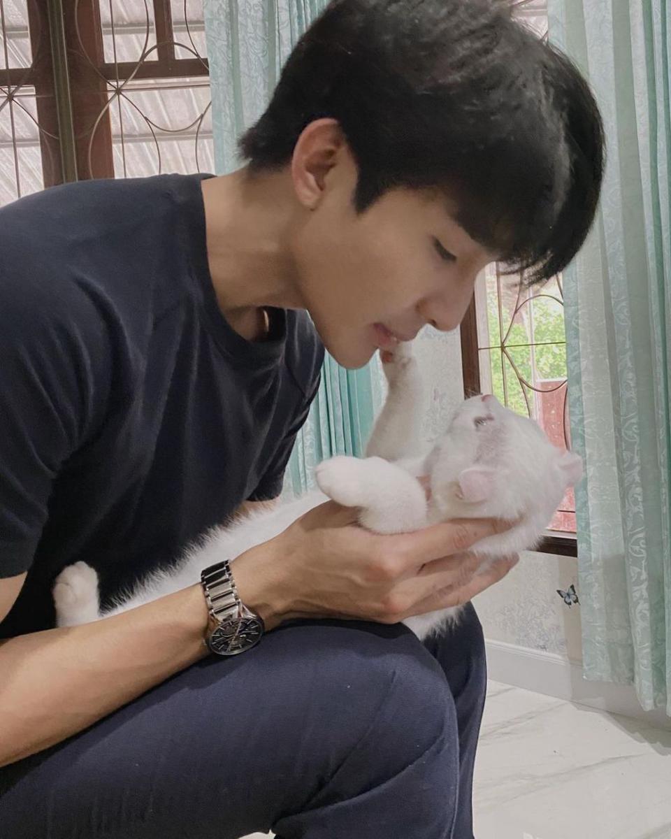 Earth Pirapat (instagram.com/theearthe)