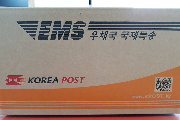ilustrasi pengiriman album KPop dari Korea Selatan (visitkoreaforme.com)
