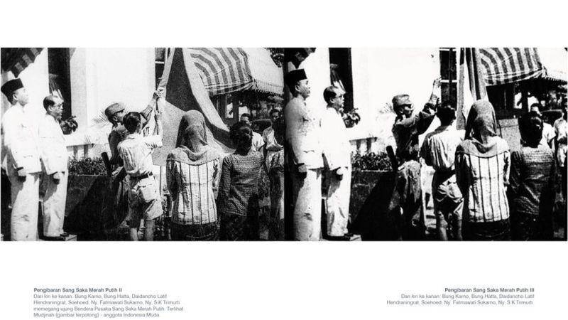 Foto momen pengibaran Sang Saka Merah Putih pada 17 Agustus 1945 yang dipamerkan di Pameran Fotografi karya Mendur Bersaudara dan Indonesian Press Photo Service (IPPHOS) di Galeri Foto Jurnalistik Antara pada Agustus 2015. (dok. ANTARA via bbc.com)
