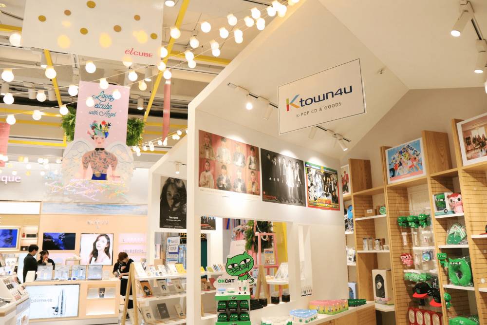 salah satu toko di Korea Selatan yang menjual berbagai album dan merchandise KPop di Seoul, Korea Selatan (twitter.com/ktown4u_kr)