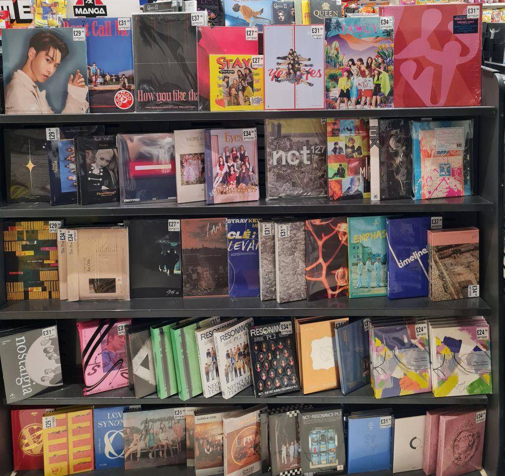 berbagai macam album KPop yang dijual di sebuah tokoh film dan musik HMV di Inggris (twitter.com/hmvManchester)
