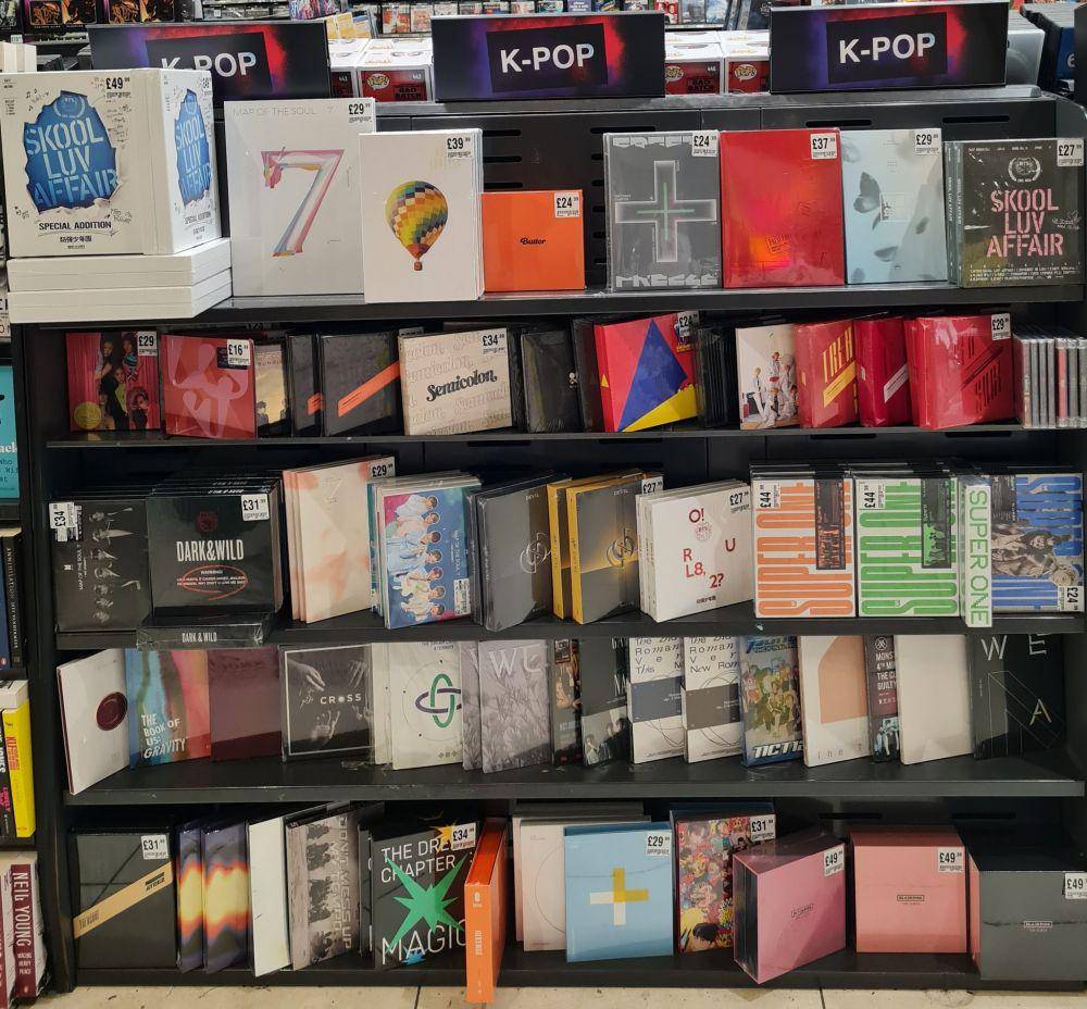 berbagai macam album KPop yang dijual di sebuah tokoh film dan musik HMV di Inggris (twitter.com/hmvManchester)