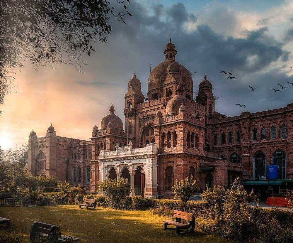 Lahore Museum (instagram.com/lifeatlahore)