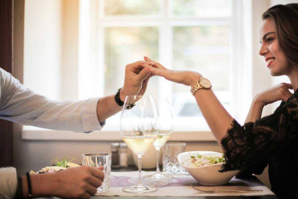 ilustrasi pasang cincin (pexels.com/Andrea Piacquadio)