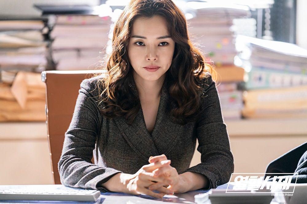 Lee Honey di drama The Fiery Priest (programs.sbs.co.kr/drama/fierypriest)