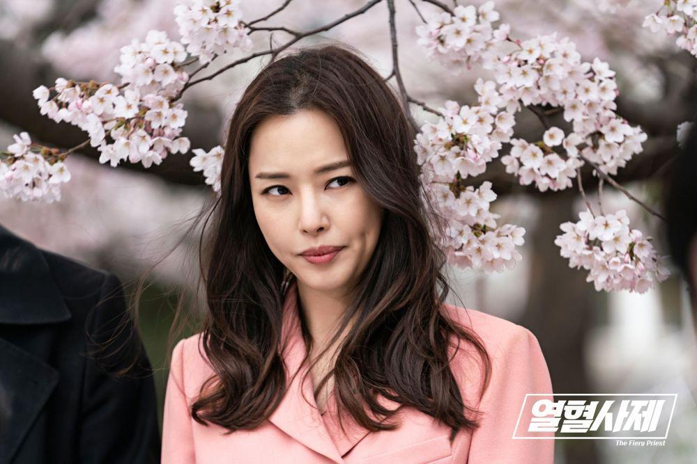 Lee Honey di drama The Fiery Priest (programs.sbs.co.kr/drama/fierypriest)