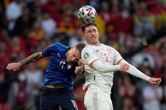 potret Aymeric Laporte bersama Spanyol saat melawan Italia (newsbreak.com)