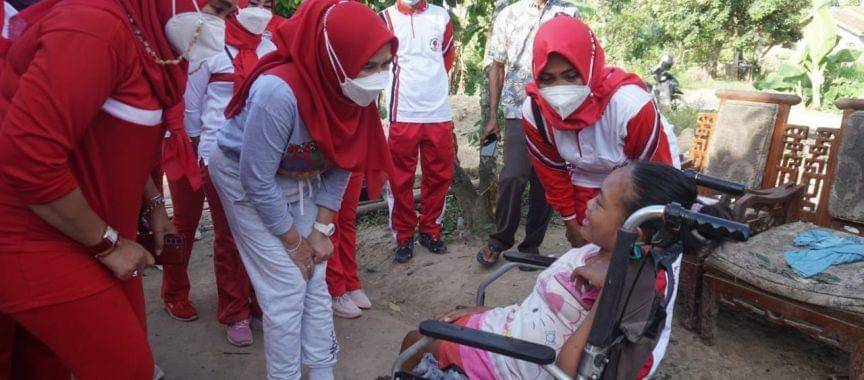 Duta Swasembada Gizi Kabupaten Lampung Selatan, Winarni Nanang Ermanto menyambangi Nuraini (13) derita stuntung. (IDN Times/Silviana).