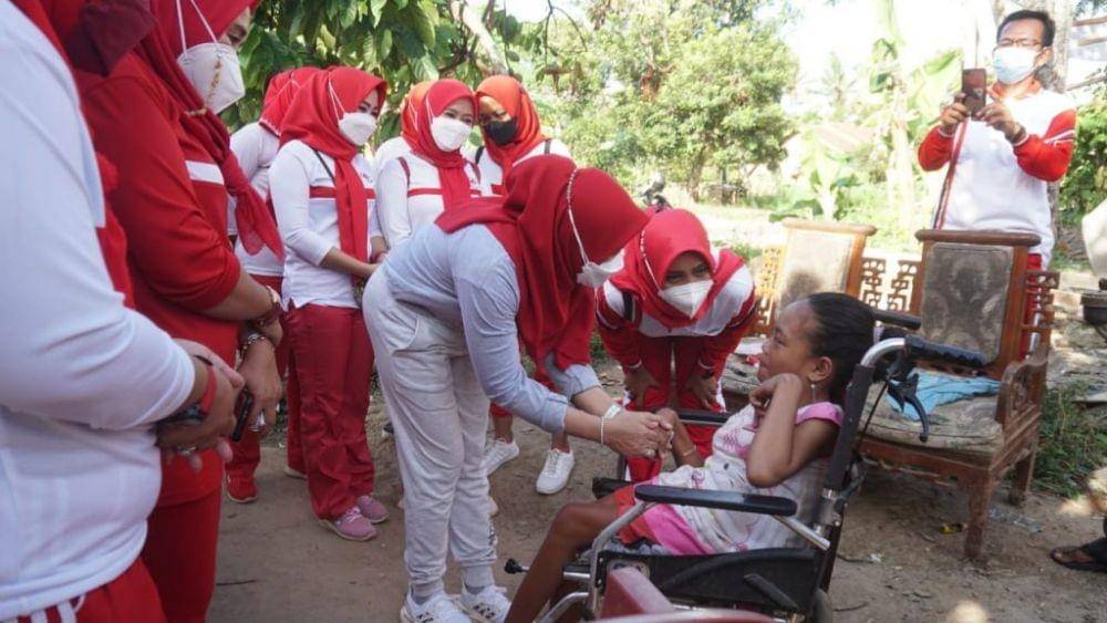 Duta Swasembada Gizi Kabupaten Lampung Selatan, Winarni Nanang Ermanto menyambangi Nuraini (13) derita stuntung. (IDN Times/Silviana).